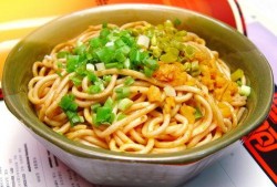 西安美食爆料热干面视频,传统美食新演绎