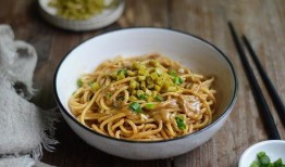 西安美食爆料热干面视频,传统美食新演绎